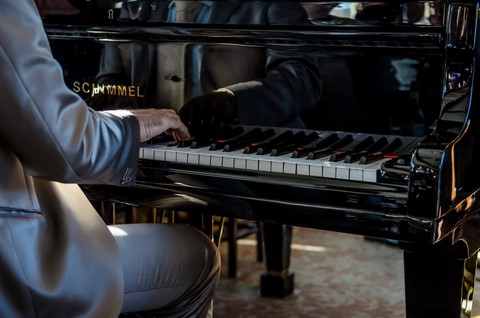 Dans la plus grande tradition du piano bar